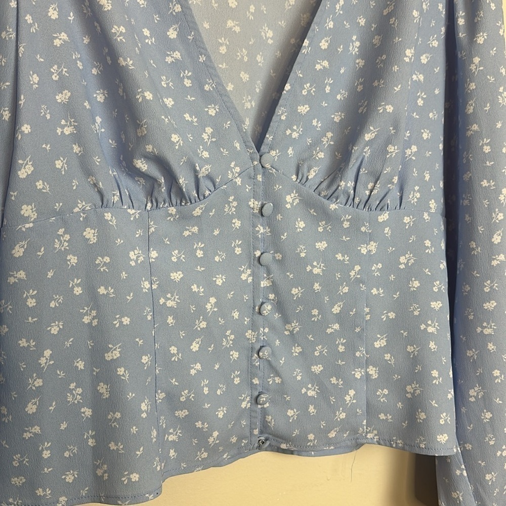 H&M Ditsy Floral Covered Button Front V-Neck Long Sleeve Top Blouse - Picture 5 of 8